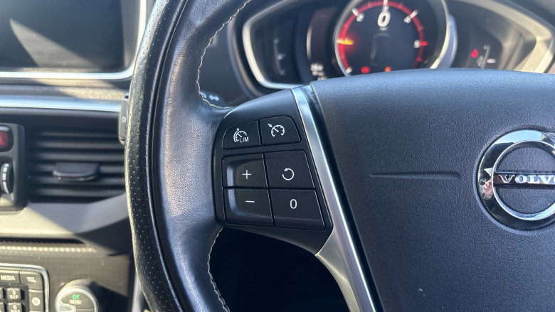 Volvo V40 D2 [122] R DESIGN Edition 5dr Diesel Hatchback